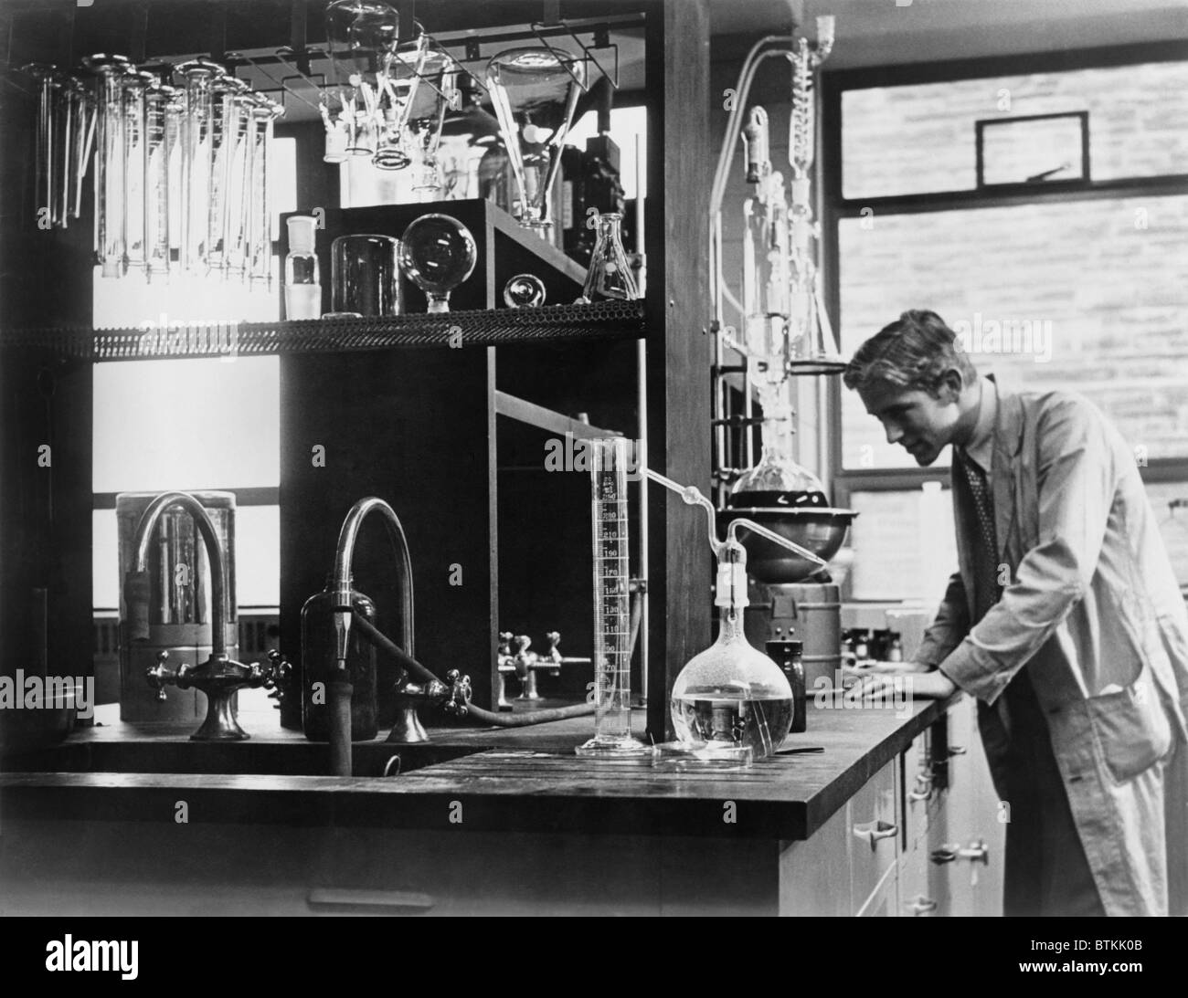 La réalisation d'une expérience en laboratoire scientifique dans une installation de recherche sur le cancer aux États-Unis, 1951. Banque D'Images