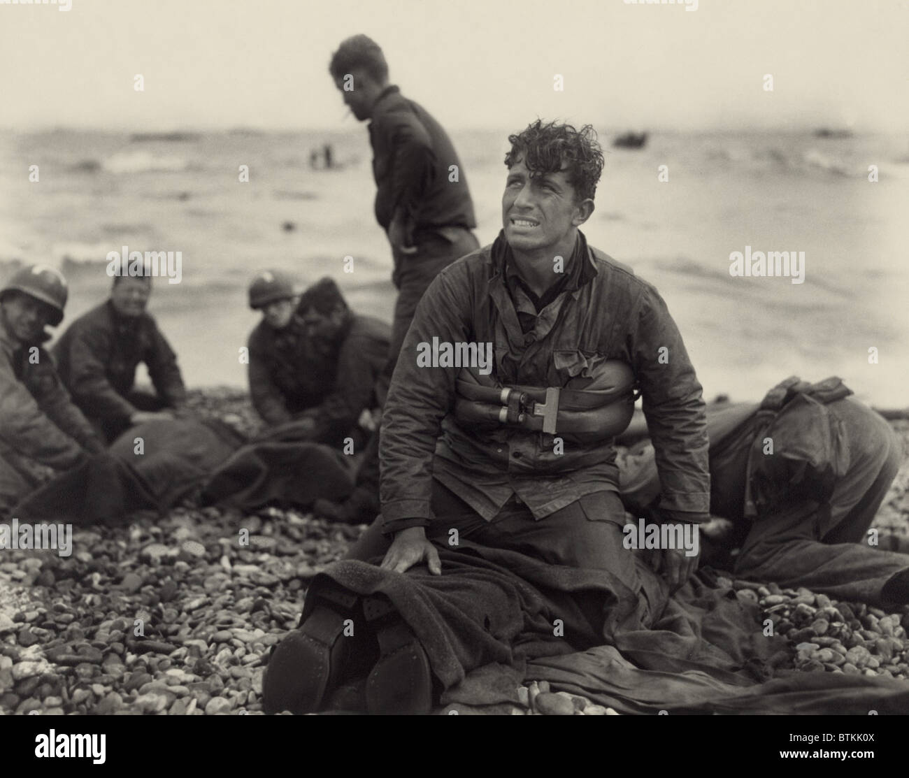 La Seconde Guerre mondiale. Les soldats américains sur la plage d'Omaha la récupération de la mort après l'invasion du Jour J de la France. Juin 1944, par l'US Army Signal Corps photographe, Walter Roseblum. Banque D'Images