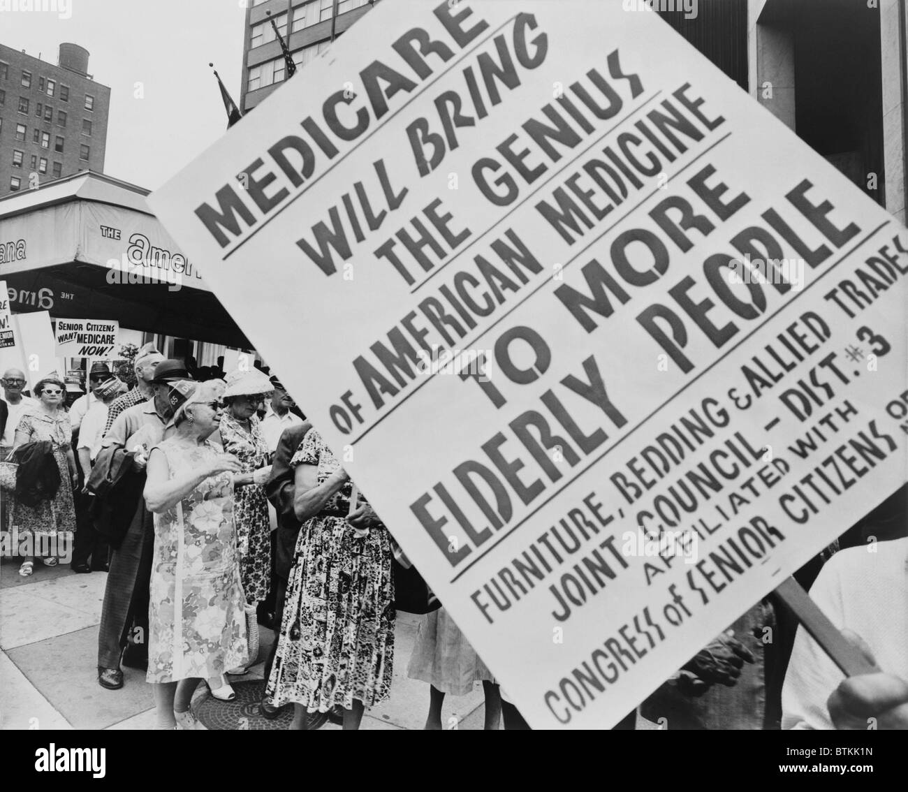 Retraités de l'assurance-maladie transport pro-signes, piquet à l'extérieur de l'Hôtel Americana au cours de l'American Medical Association's 114e congrès annuel de 1965. L'AMA est opposé à l'assurance-maladie, disant qu'il conduirait à la médecine socialisée et encouragé leurs membres à refuser la participation au programme. Banque D'Images