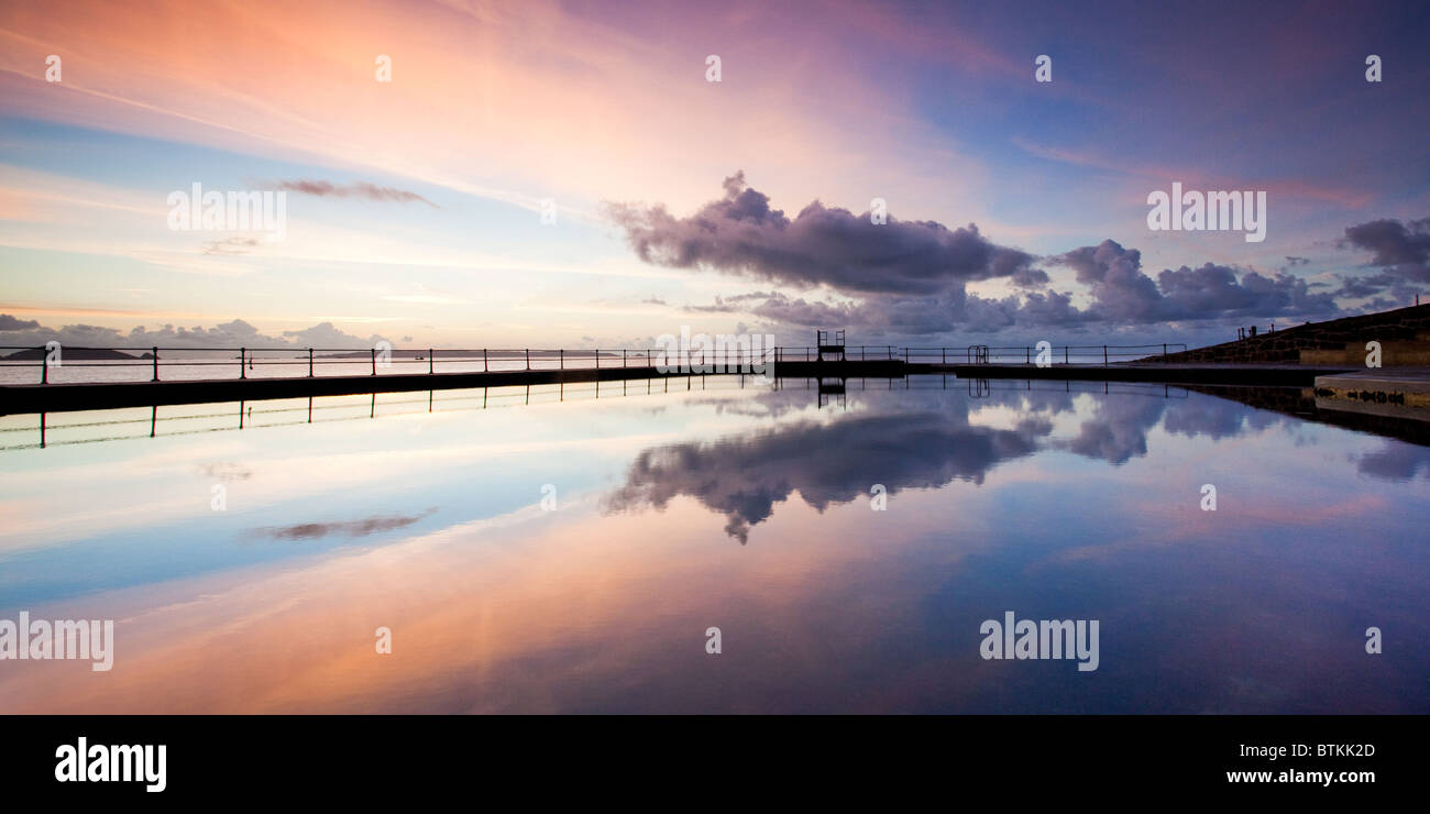 Les piscines Baignade au lever du soleil. Les eaux encore créer un reflet parfait Banque D'Images