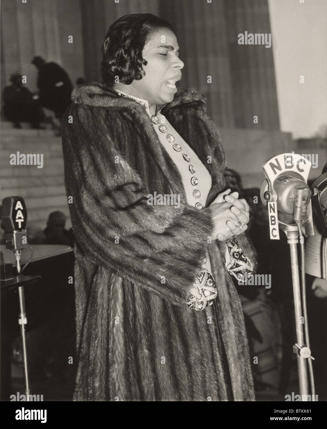 Marian Anderson (1897-1993), à un microphone NBC pendant son concert historique sur les marches du Lincoln Memorial, le chant d'un Banque D'Images
