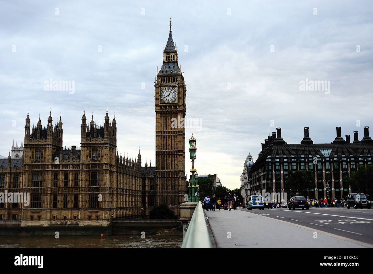 Une vue sur les Maisons du Parlement et 'Big Ben' (St Stephen's Tower) du pont de Westminster. Banque D'Images