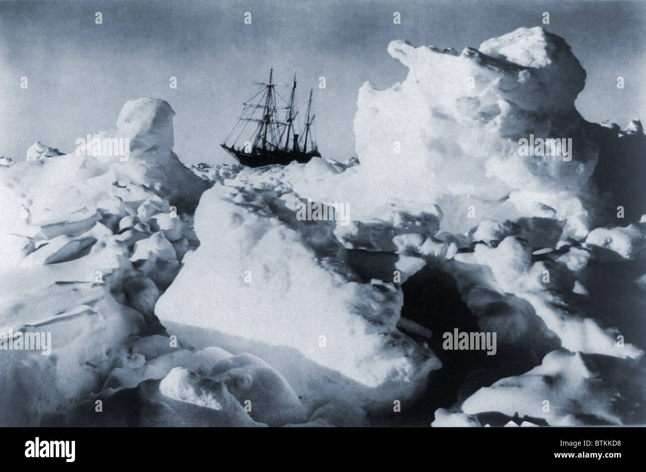 L'explorateur polaire Ernest Shackleton'S, navire, l'endurance, pris dans les glaces de la mer de Weddell en Antarctique en 1916. L'Expédition transantarctique impériale britannique, le plomb par Shacketon à partir de 1914-17, n'a pas réussi à atteindre son objectif de terminer une traversée du continent gelé, mais n'en demeure pas moins héroïques pour survivre sans perdre aucune des 22 membres de l'équipage en détresse. Banque D'Images