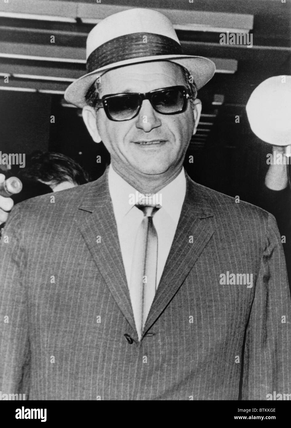 Sammy Giancana (1908-1975), American Gangster et patron du "Chicago Outfit', arrivant à la Cour de District des États-Unis, à Chicago. Il a été emprisonné pendant un an après avoir refusé de coopérer avec le grand jury de l'enquête. 1 juin 1965 Banque D'Images