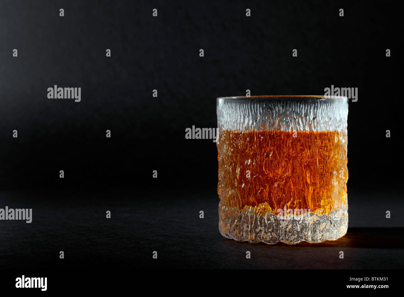 Un verre de whisky pur malt scotch sur testured toile noire Banque D'Images