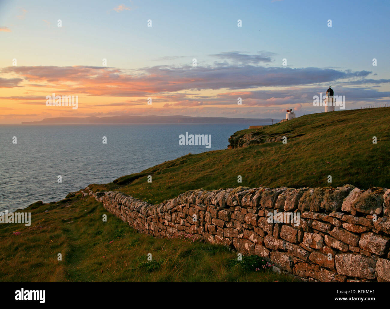 UK Ecosse Dunnet Head Lighthouse Caithness et soleil sur les Pentland Firth Banque D'Images