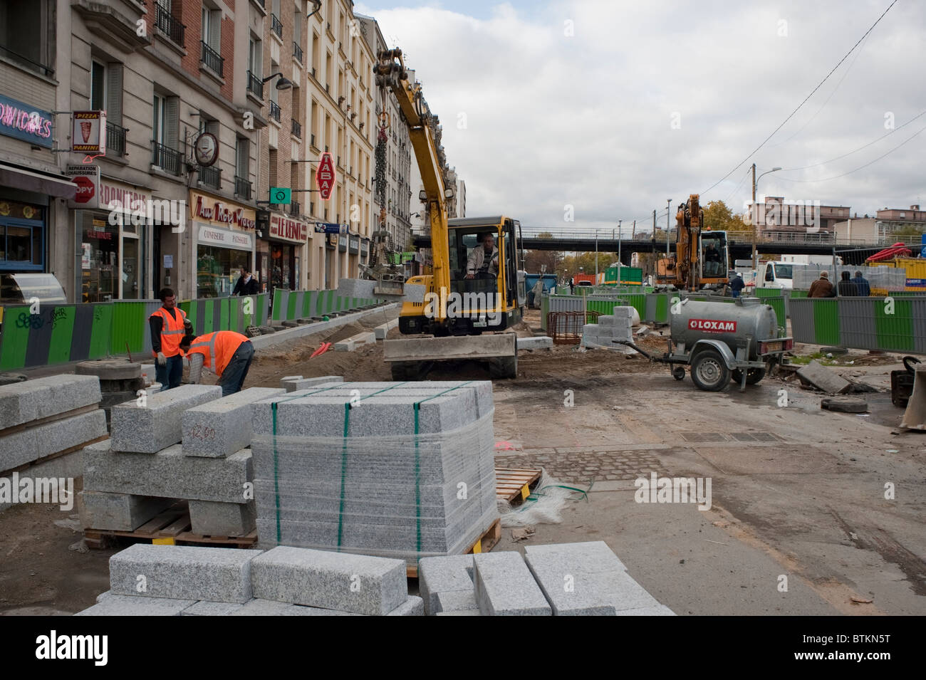 Paris, France, scène de rue, chantier de construction de tramway, travailleurs de la construction durabilité dépenses publiques sur les investissements dans les transports Banque D'Images