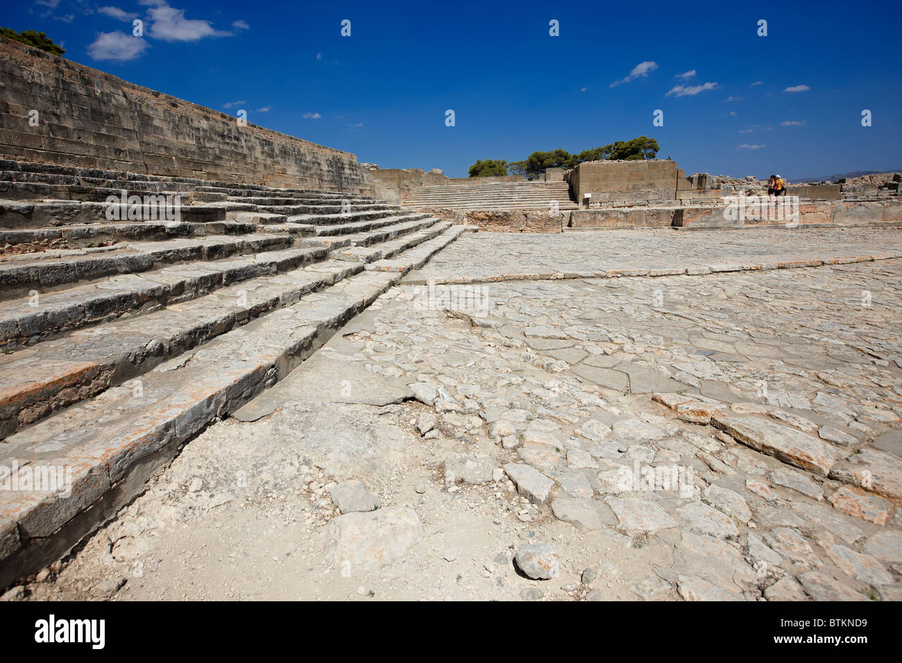 La Cour de l'Ouest et la région. Theatric Palais Minoen de Phaistos, en Crète, Grèce. Banque D'Images