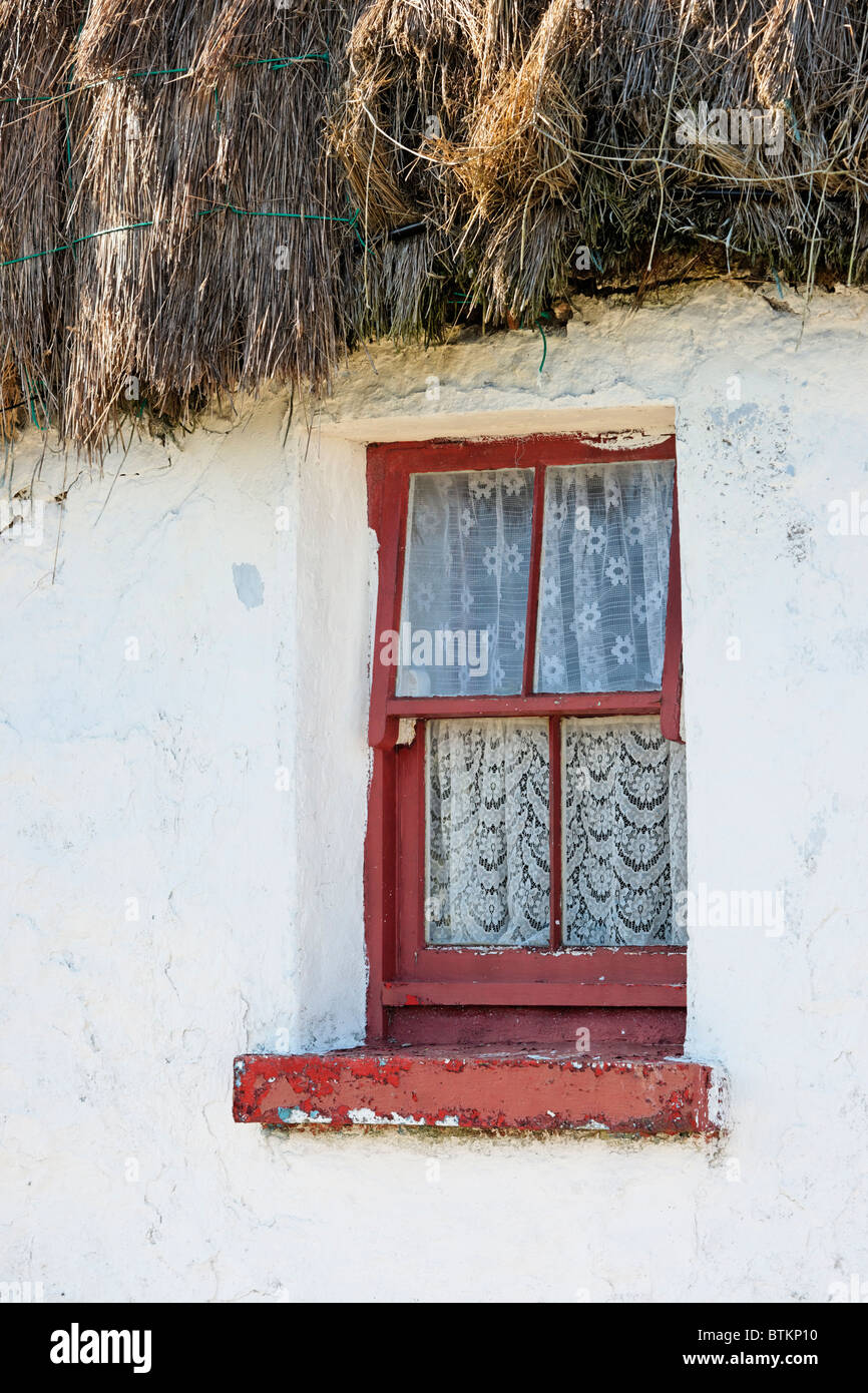 Fenêtre dans une chaumière, blanchis, Onacht, l'Inishmore, Aran Islands, comté de Galway, Irlande. Banque D'Images