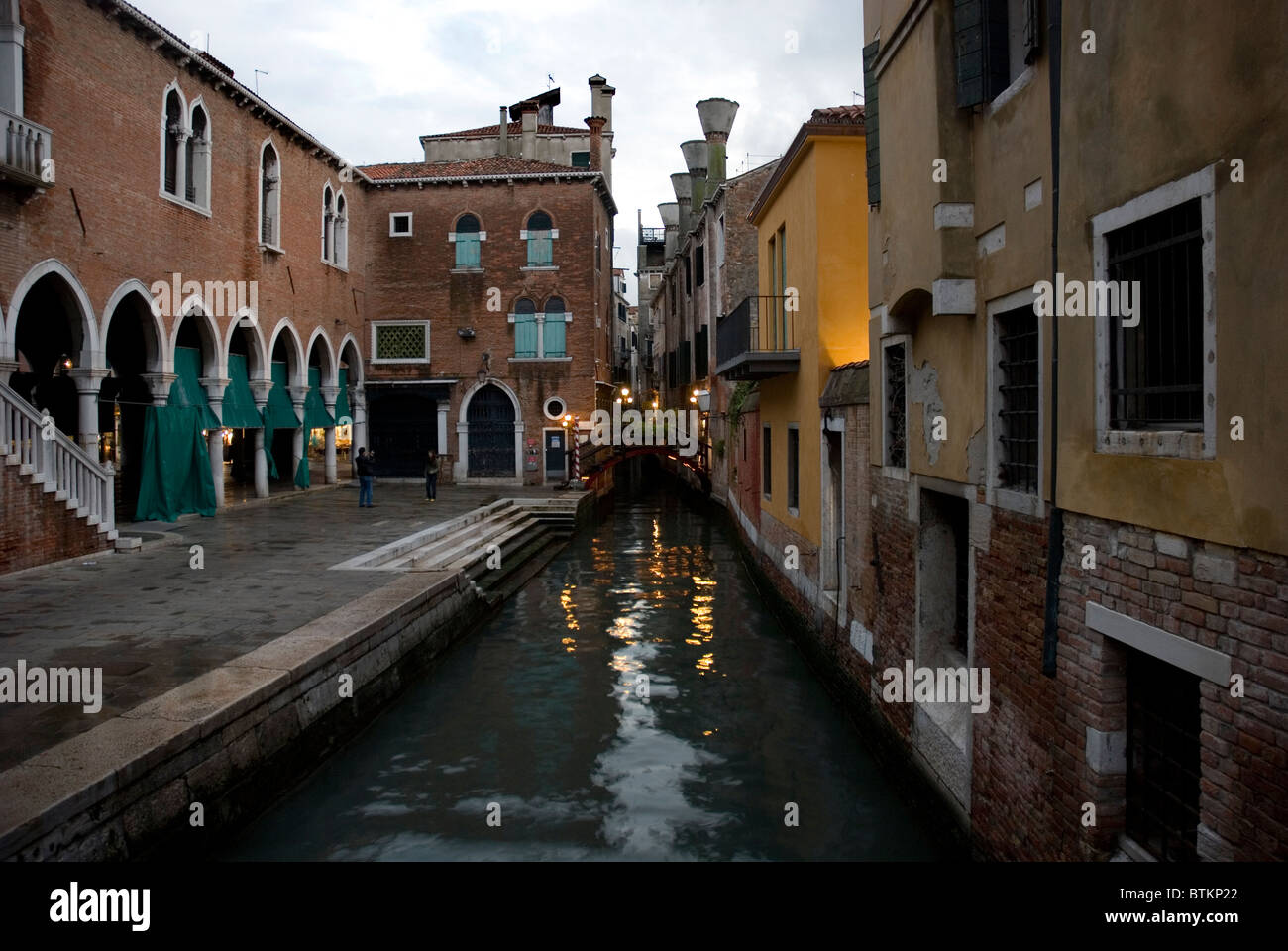 Canal étroit près du marché du Rialto à Venise Banque D'Images