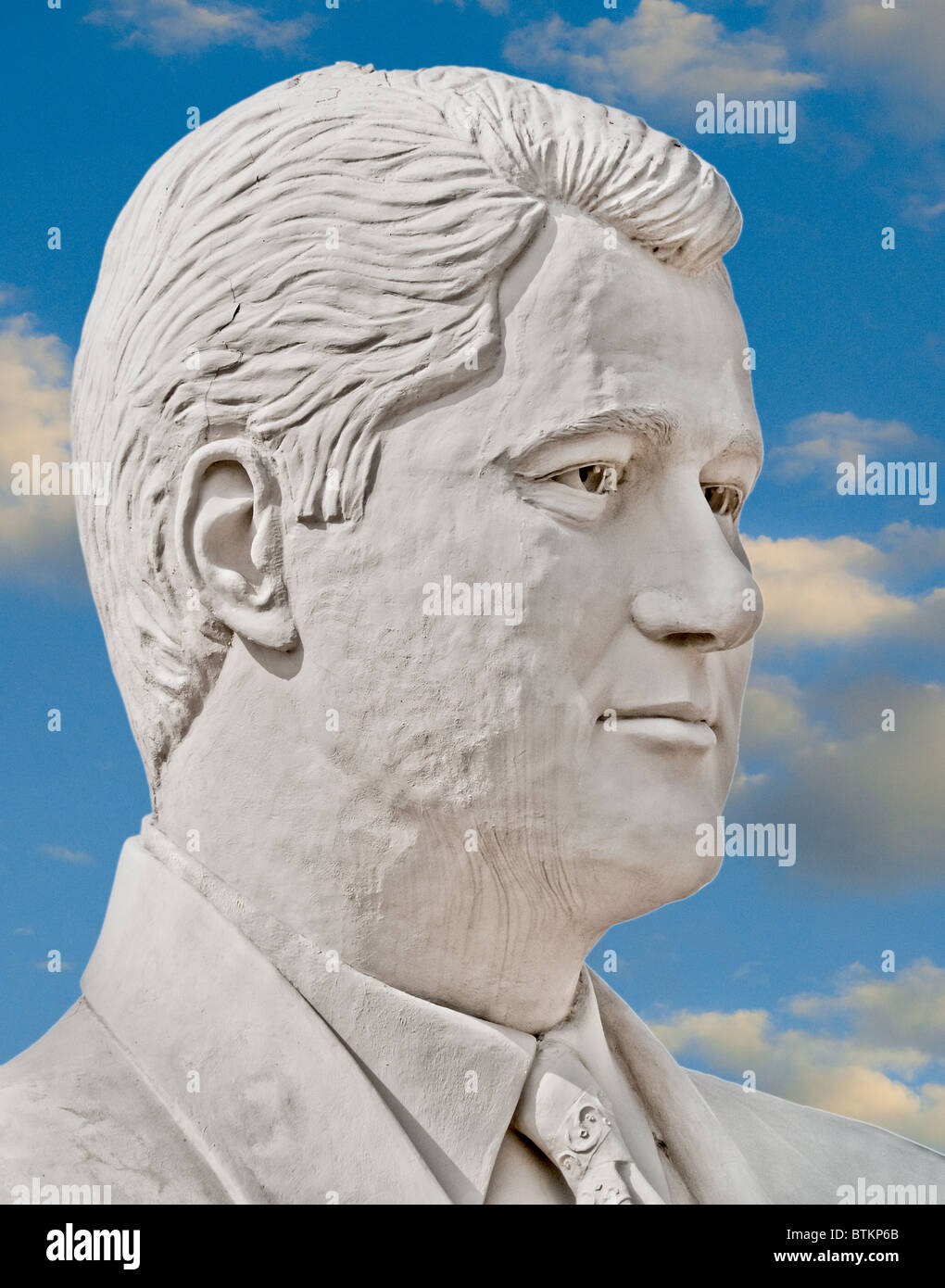 Sculpture en béton blanc de Bill Clinton, 41e président des États-Unis, à David Adickes Sculpturworx Studio à Houston, Texas, USA Banque D'Images