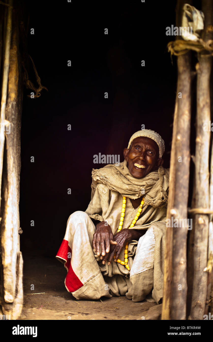Blind femme éthiopienne en hut Banque D'Images