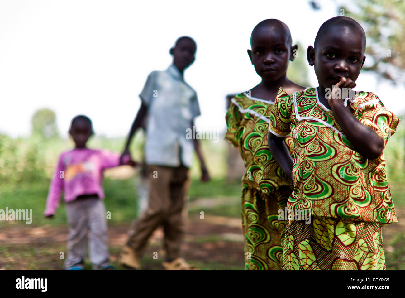 Les jumeaux Kenyan posant dans des vêtements identiques. Banque D'Images