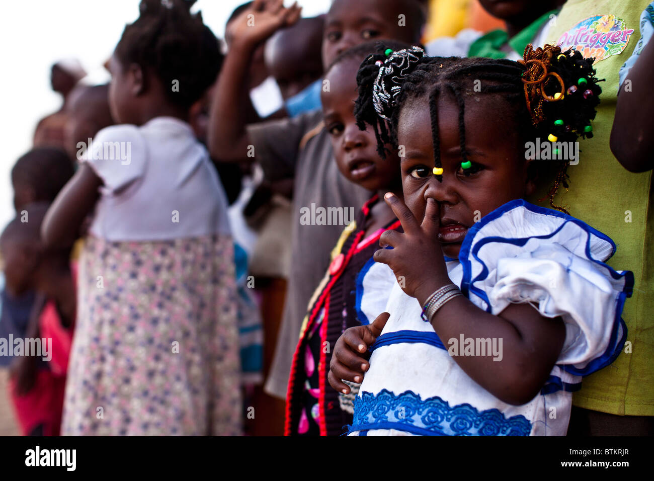 Petite fille dans les vêtements et les cheveux du Kenya, choisir son nez  Photo Stock - Alamy