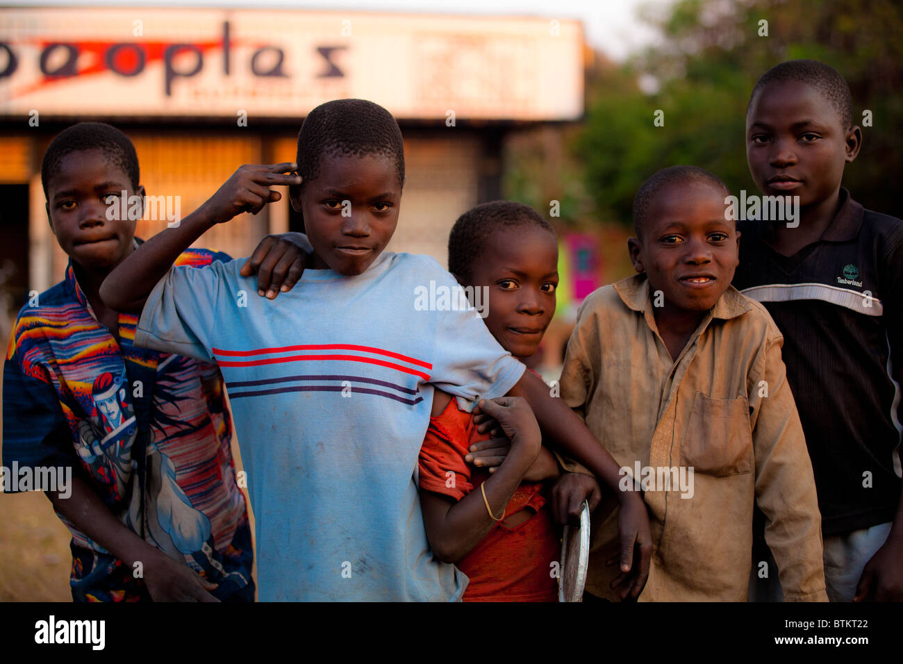 Les garçons du Malawi posing Banque D'Images