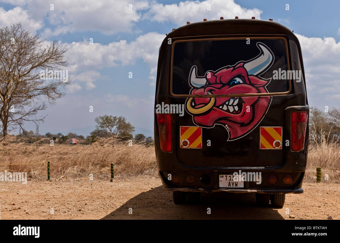 School bus avec logo bull, dans le parc national du Ngorongoro, en Tanzanie Banque D'Images