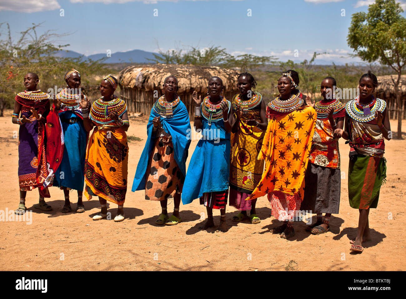 Samburu tribeswomen chantant la bienvenue. Banque D'Images
