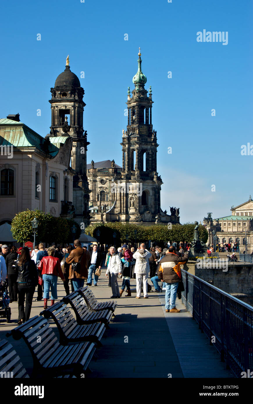 La terrasse de Bruhl promenade côtière le long de la rivière Elbe occupé avec les touristes piétons dans la vieille ville historique de Dresde Banque D'Images