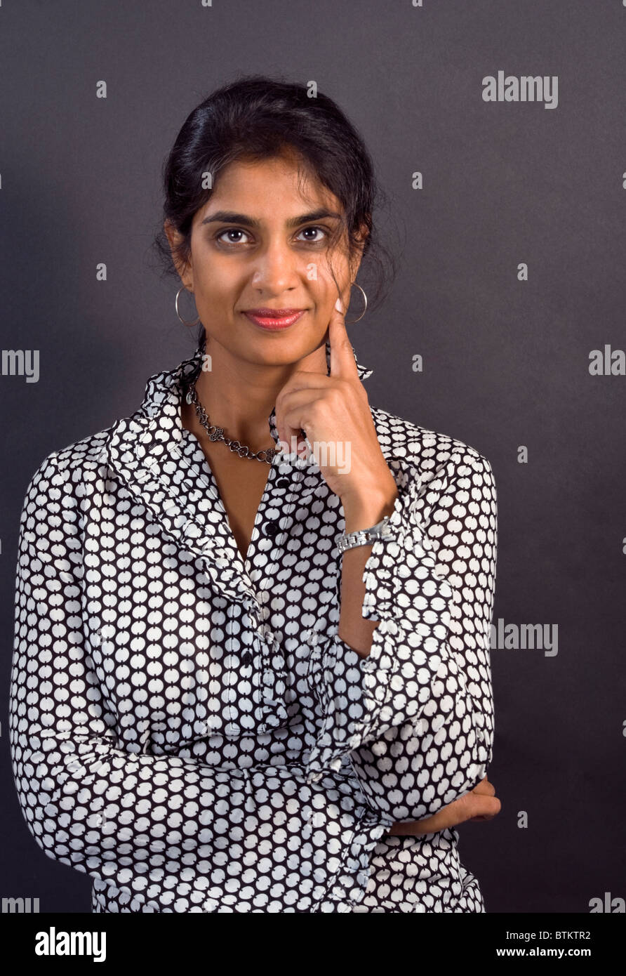 Femme de descendance indienne (25-35) , pose style portrait Banque D'Images