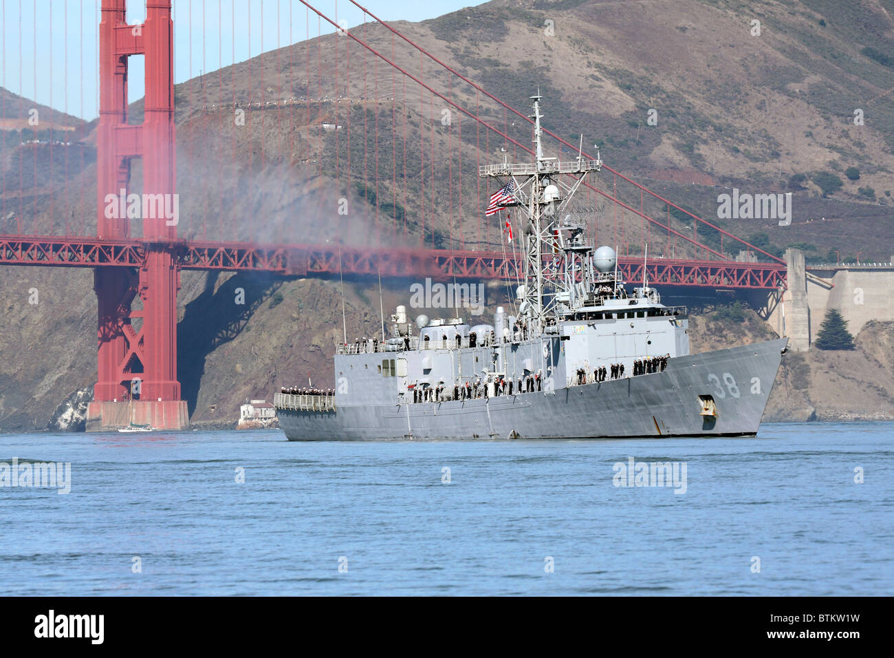 La frégate de classe Oliver Hazard Perry USS Curts (FFG 38) passe sous le Golden Gate Bridge et dans la baie de San Francisco. Banque D'Images