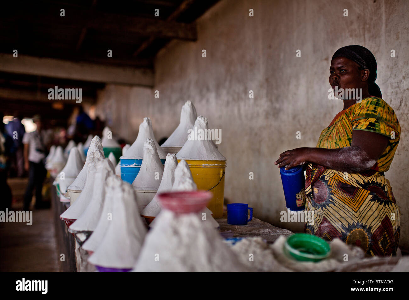 Femme vendant de la farine en Malawi Banque D'Images