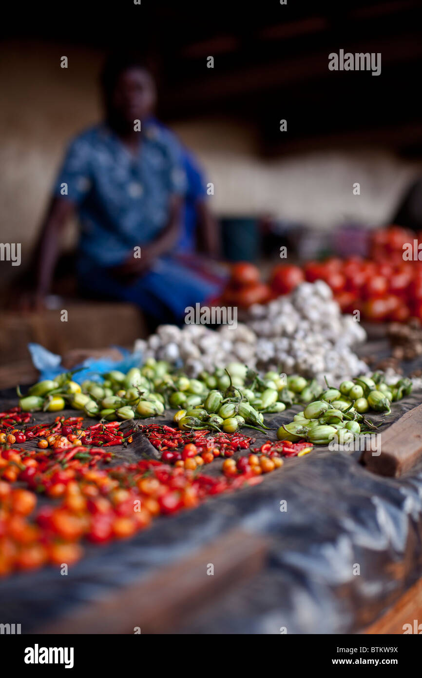 Femme vendant des piments du Malawi (Peri peri) Banque D'Images