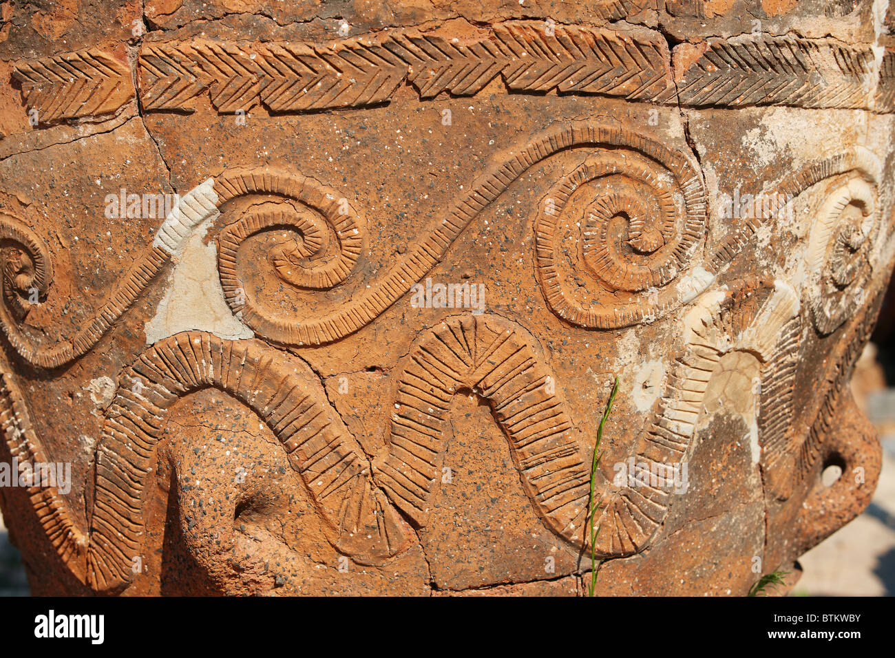 Fragment d'un grand pithos (Pot de rangement). Palais Minoen de Malia, Crète, Grèce. Banque D'Images