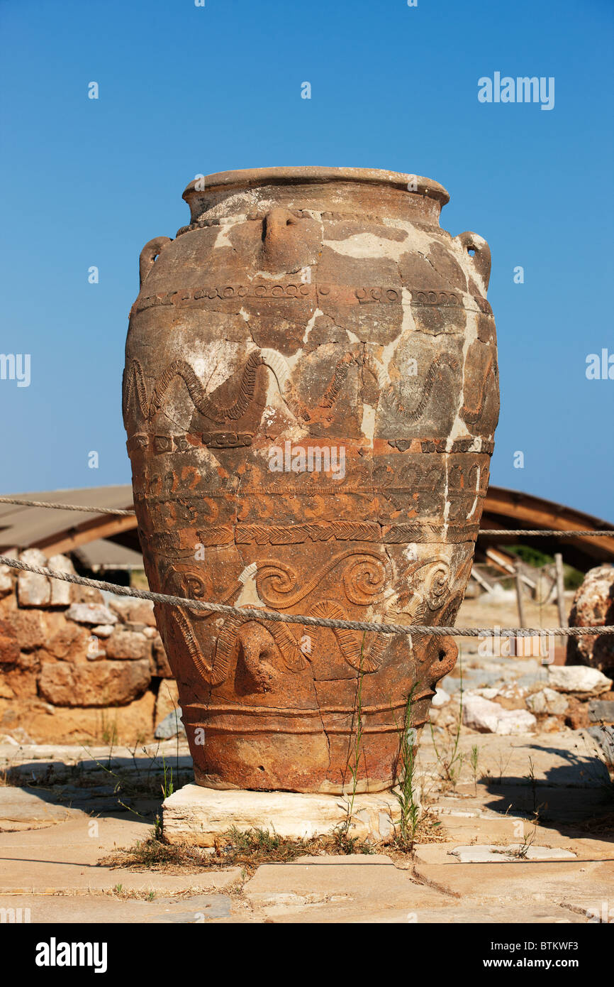 Pitos géant (pot de rangement) exposé dans le palais minoen de Malia. Crète, Grèce. Banque D'Images