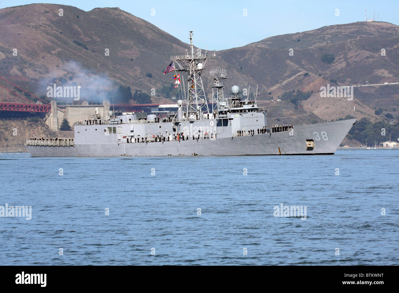 La frégate de classe Oliver Hazard Perry USS Curts (FFG 38) se déplace dans la baie de San Francisco Banque D'Images