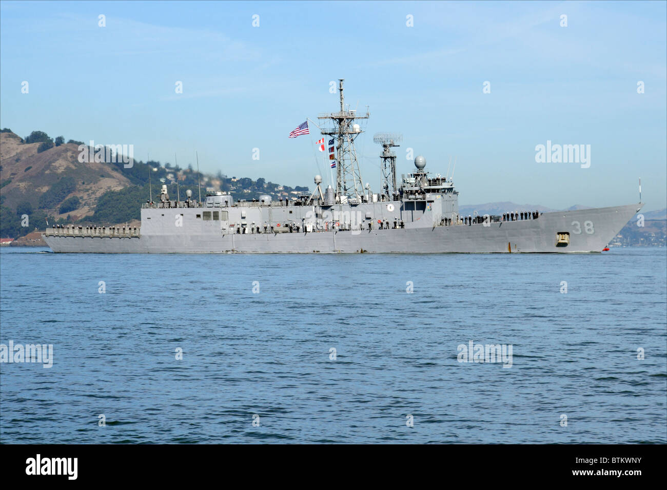 La frégate de classe Oliver Hazard Perry USS Curts (FFG 38) se déplace dans la baie de San Francisco Banque D'Images