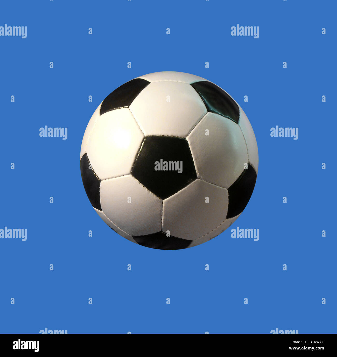 Un ballon de soccer sur fond bleu. Faciles à isoler. Banque D'Images