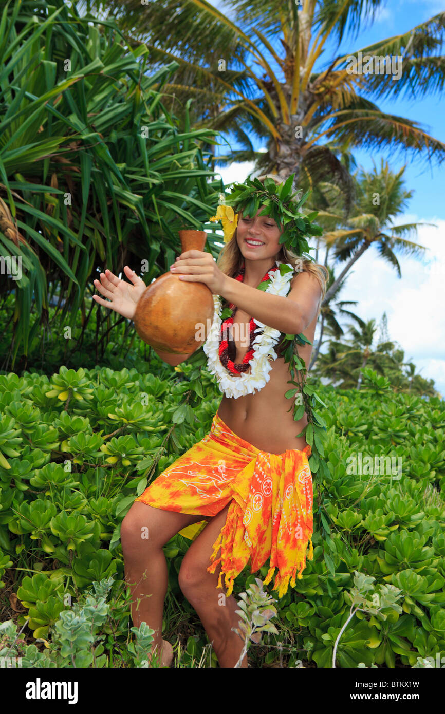 Hula hawaïenne dansée par une adolescente dans un jardin situé à Hawaï  Photo Stock - Alamy