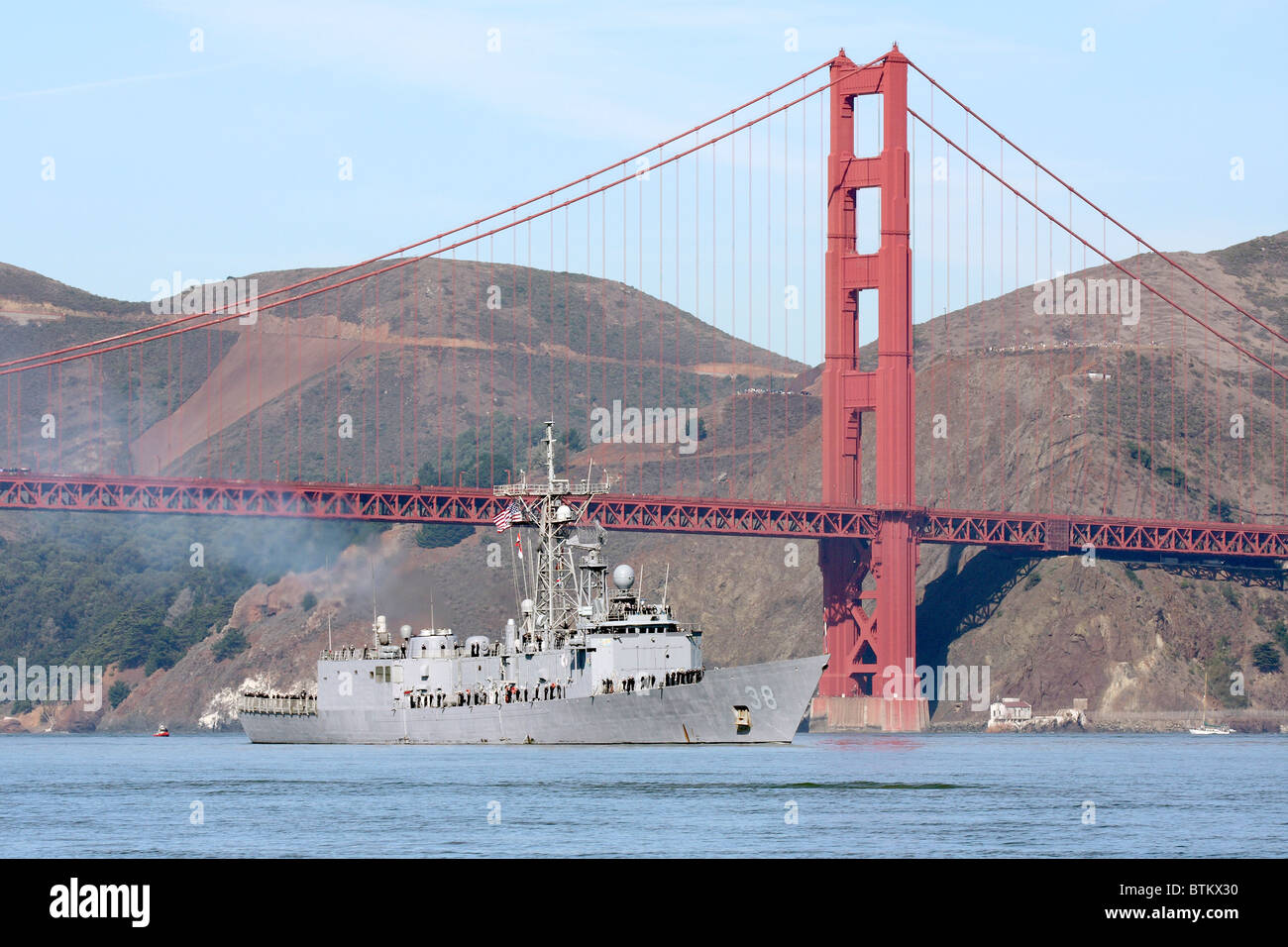 La frégate de classe Oliver Hazard Perry USS Curts (FFG 38) passe sous le Golden Gate Bridge et en Baie de San Francisco Banque D'Images
