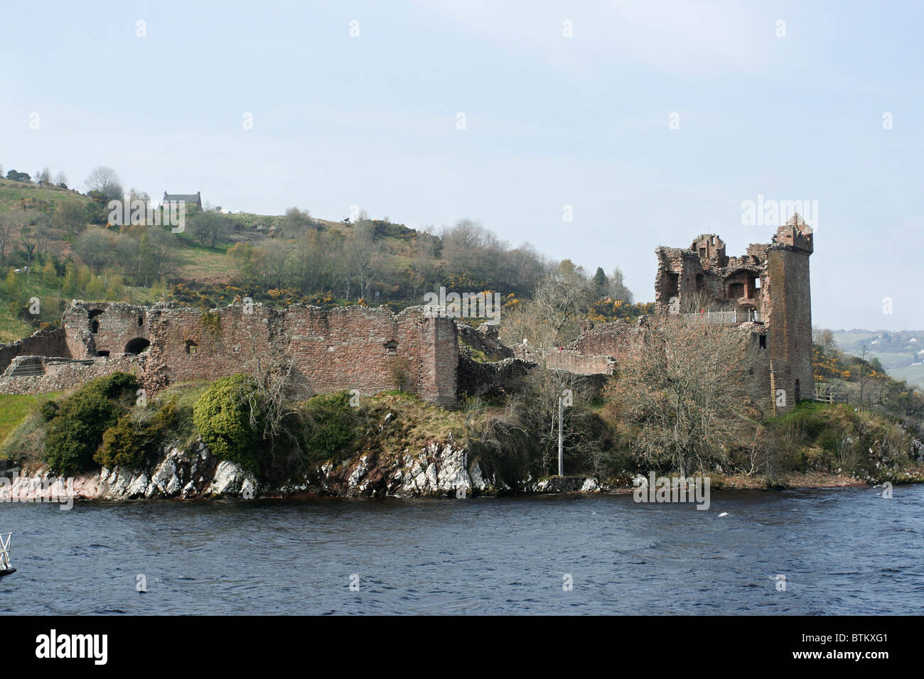 Urquhart Castle en Ecosse. Vue depuis un bateau d'excursion sur le Loch Ness. Banque D'Images