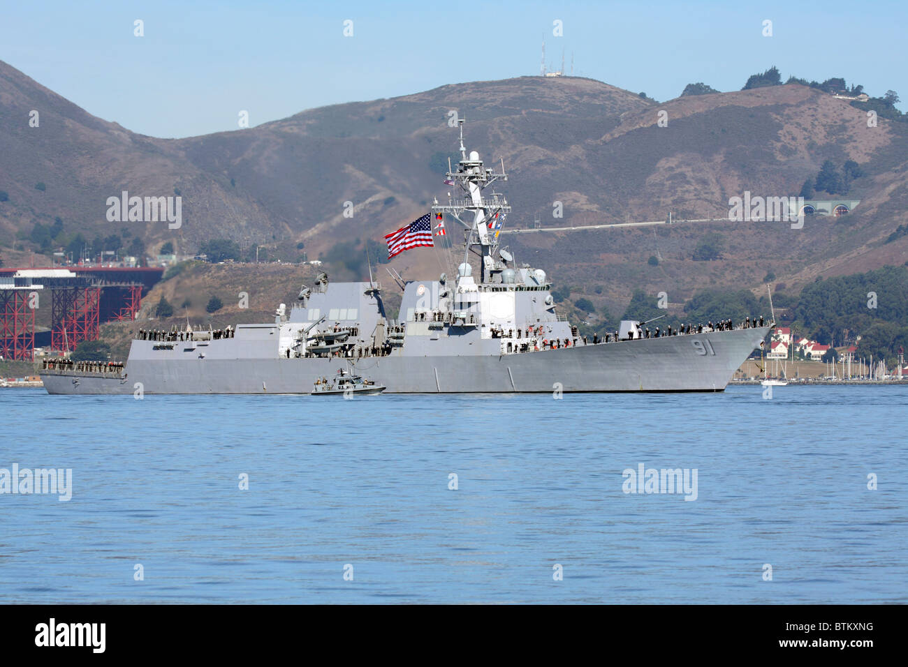 Lance-missiles le destroyer USS Pinckney (DDG 91) voiles dans la baie de San Francisco. Banque D'Images