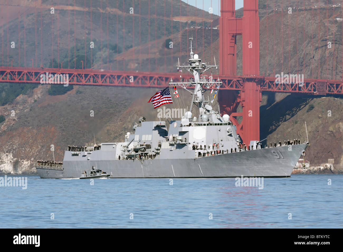 Lance-missiles le destroyer USS Pinckney (DDG 91) passe sous le Golden Gate Bridge. Banque D'Images
