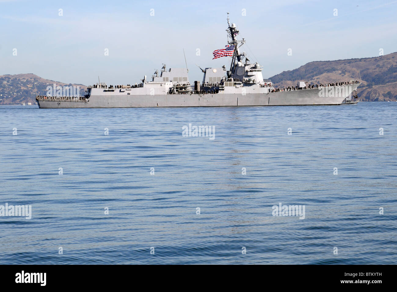 Lance-missiles le destroyer USS Pinckney (DDG 91) voiles dans la baie de San Francisco. Banque D'Images