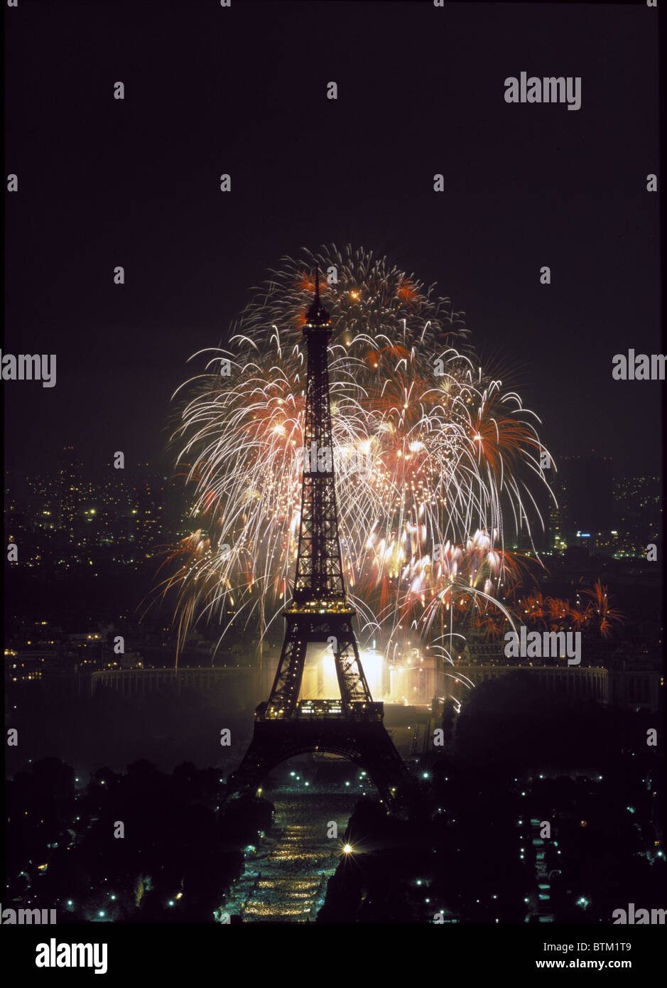 D'artifice, Tour Eiffel, Paris, France Banque D'Images