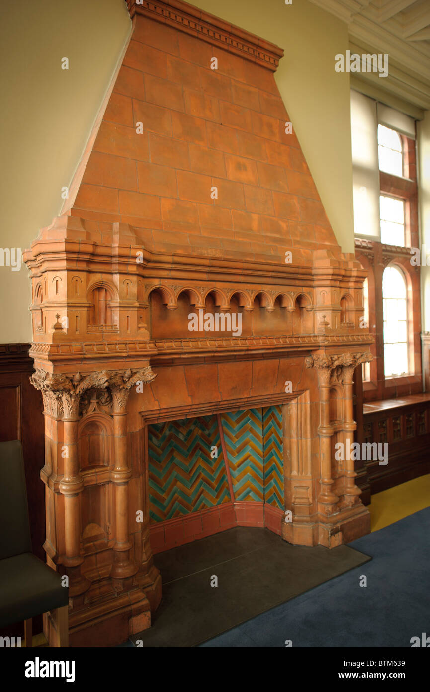 Grande cheminée en brique rouge victorien orné à l'intérieur de l'édifice, maintenant un Pierhead museum, Cardiff Wales UK Banque D'Images