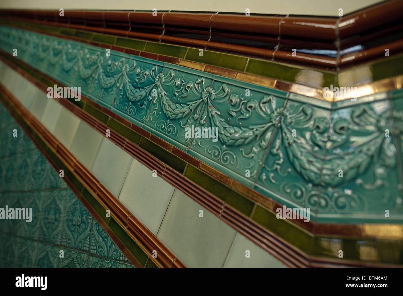 Les carreaux de mur vitré orné à l'intérieur de l'époque Victorienne Pierhead Building, maintenant un musée, Cardiff Wales UK Banque D'Images