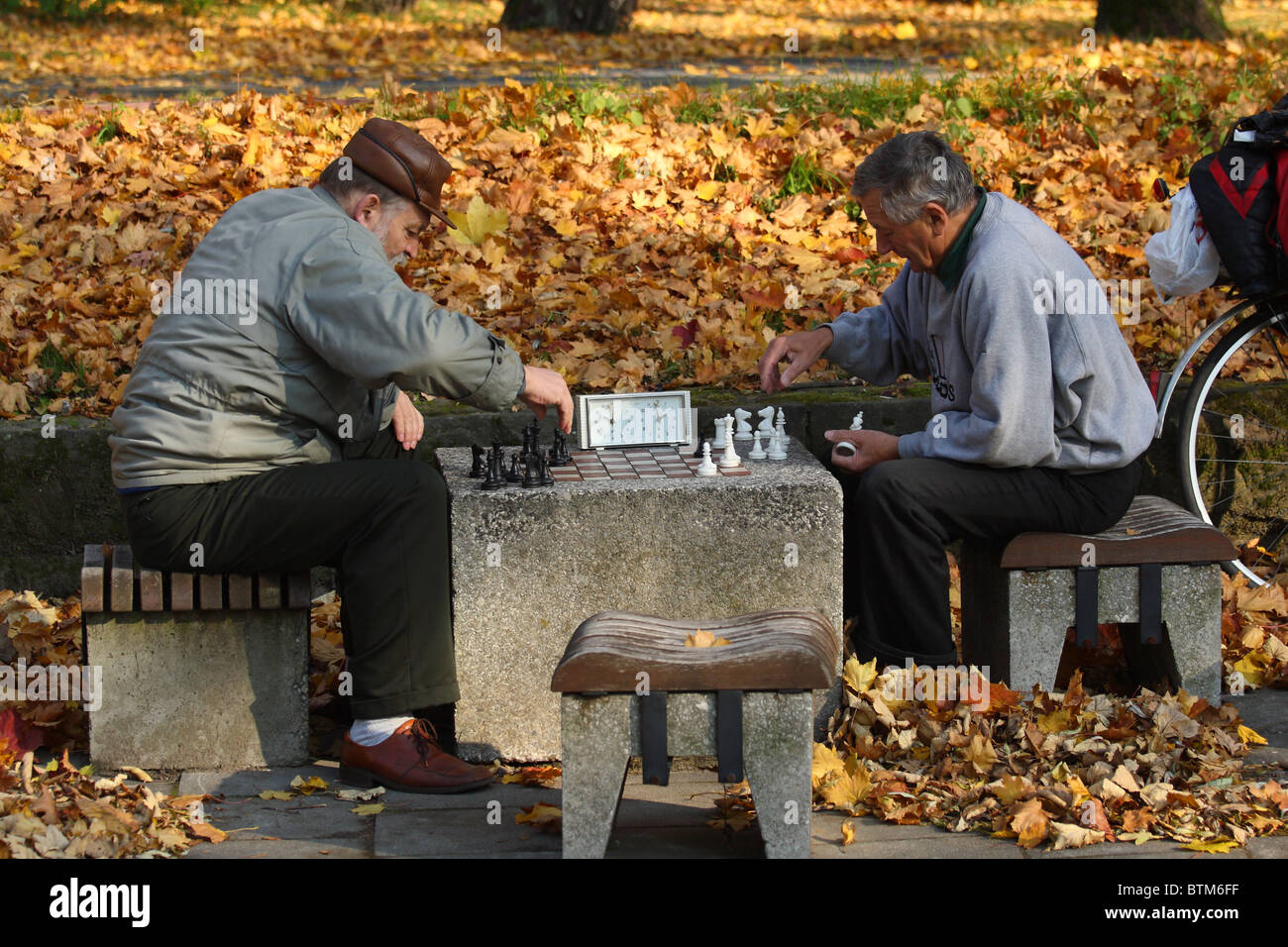 Joueurs d'échecs en automne parc. Chorzow, Pologne. «Ilesian Culture et loisirs Parc' Banque D'Images