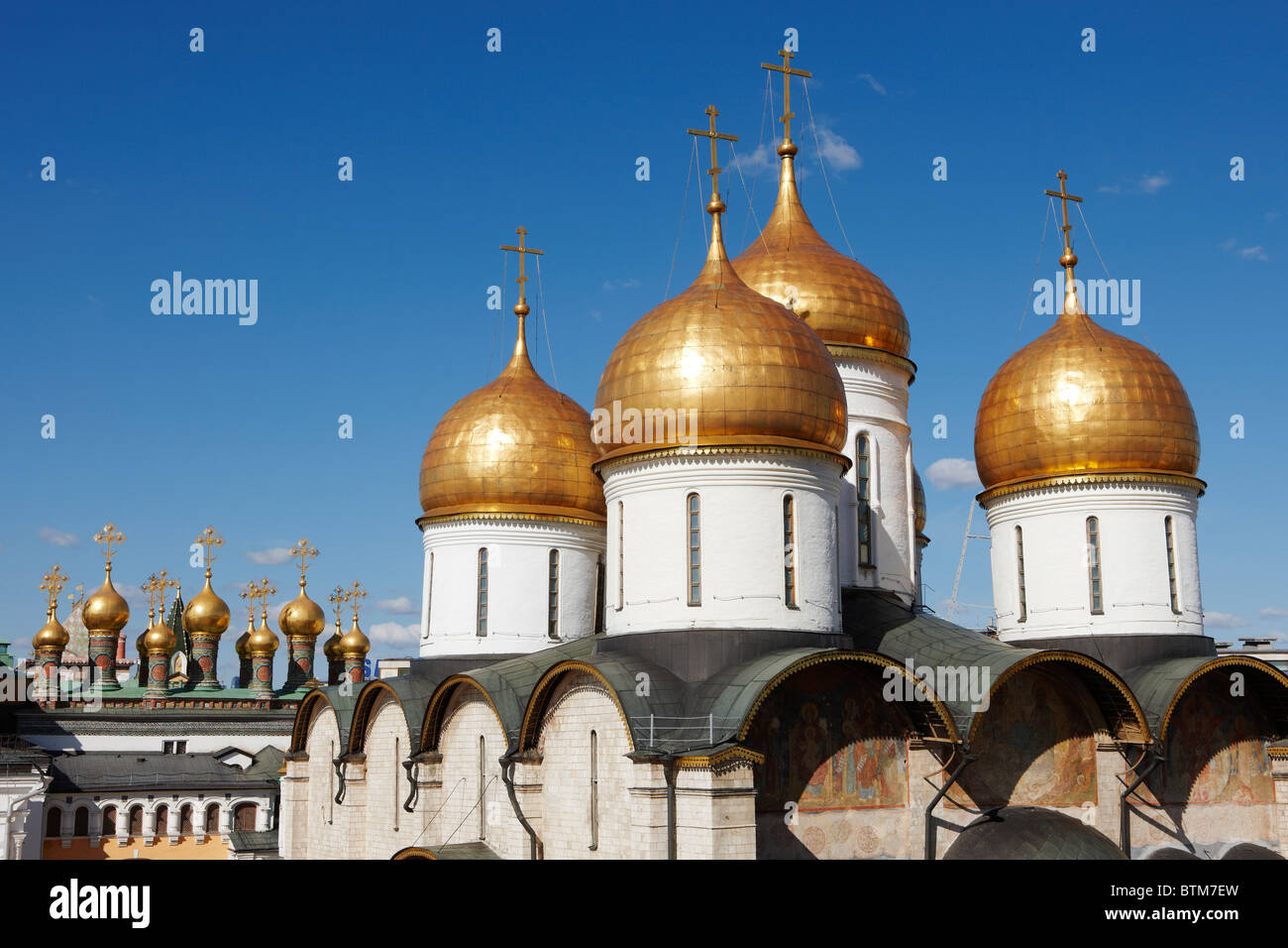Coupoles dorées de la cathédrale Ouspenski Sobor (de la Dormition, ou la Cathédrale de l'Assomption). Kremlin, Moscou, Russie. Banque D'Images