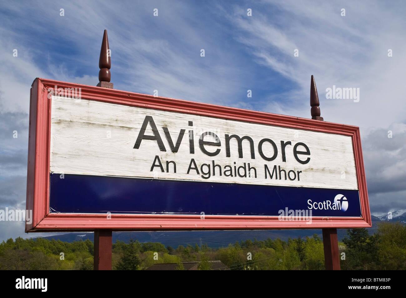 dh Aviemores gare AVIEMORE INVERNESSSHIRE plate-forme rail signe gaélique poste de signalisation ecosse deux langues bilingues Banque D'Images