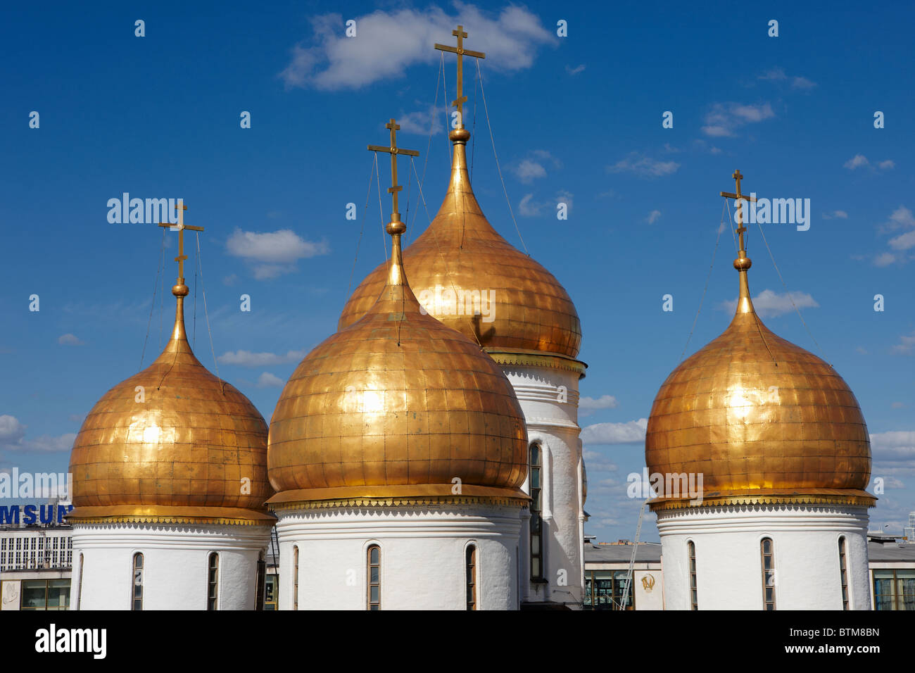 Coupoles dorées de la cathédrale Ouspenski Sobor (de la Dormition, ou la Cathédrale de l'Assomption). Kremlin, Moscou, Russie. Banque D'Images