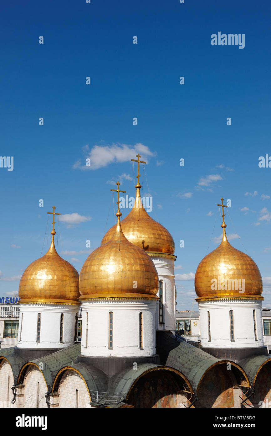 Coupoles dorées de la cathédrale Ouspenski Sobor (de la Dormition, ou la Cathédrale de l'Assomption). Kremlin, Moscou, Russie. Banque D'Images