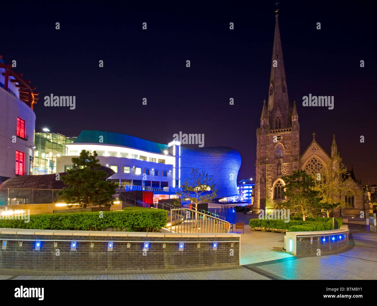 L'église de St Martin dans les arènes et Selfridges Dept Store la nuit, les Arènes, le centre-ville de Birmingham, England, UK Banque D'Images