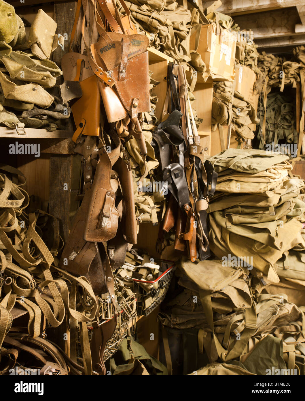 Surplus d'armée militaire fournitures stockées en magasin de surplus, au Royaume-Uni. Banque D'Images