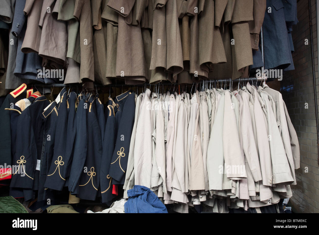 Racks de vêtements militaires en surplus d'armée. Banque D'Images