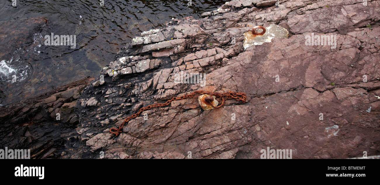 Anneaux d'amarrage de rouille et la chaîne à l'orifice d'un Amaill. Par Rua Reidh Lighthouse. C Melvaig, Highland, Scotland Banque D'Images