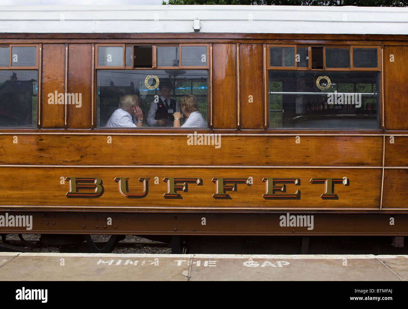 Train à vapeur sur voiture Buffet debout à la gare de Pickering North York Moors England UK Banque D'Images